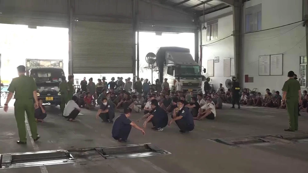 Các bị can tại Trung tâm Đăng kiểm bị bắt giữ