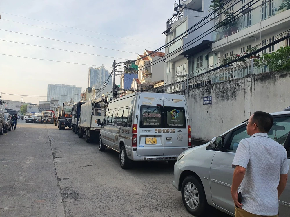 Sáng 21-12 xe ô tô xếp hàng dài để chờ kiểm định tại đơn vị đăng kiểm tại quận 7. Ảnh: THY NHUNG