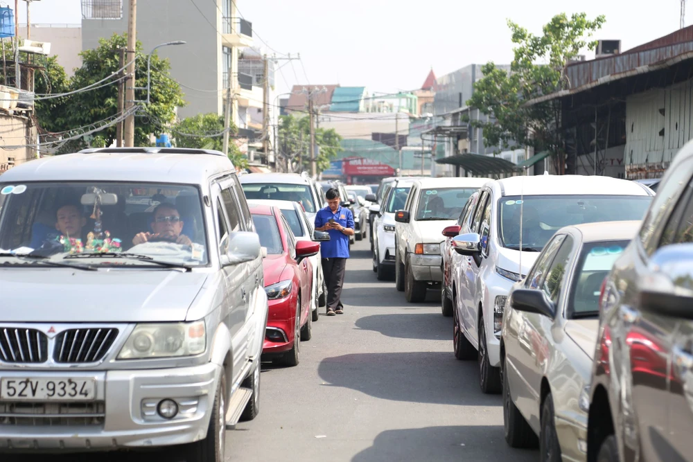 Các phương tiện ùn ứ kéo dài tại các Trung tâm Đăng kiểm tại TP.HJCM. Ảnh: TS