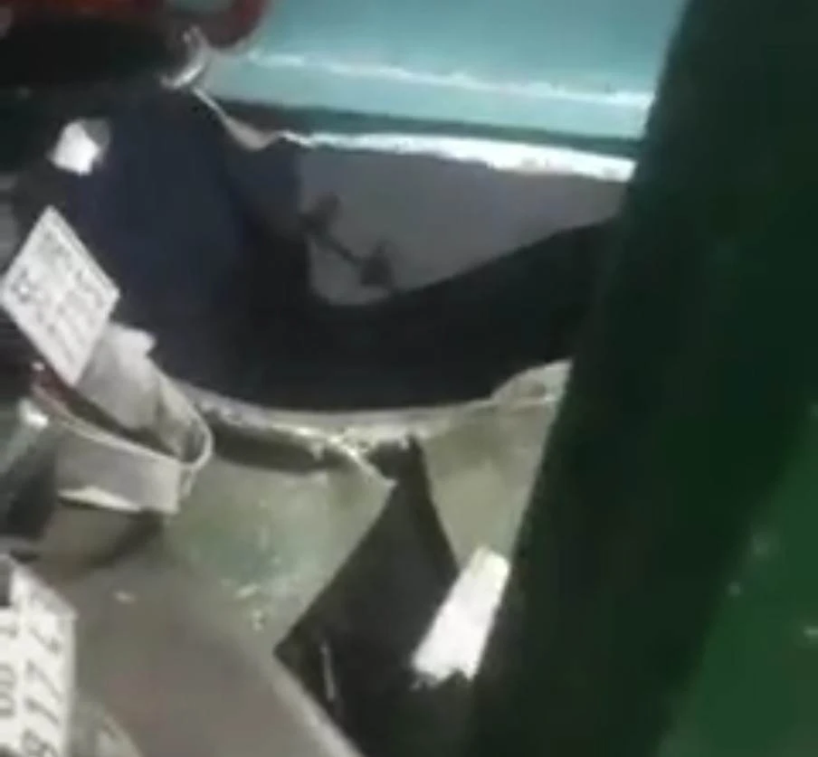 Sà lan bị thủng sau va chạm với phà Cát Lái. Ảnh: cắt từ clip