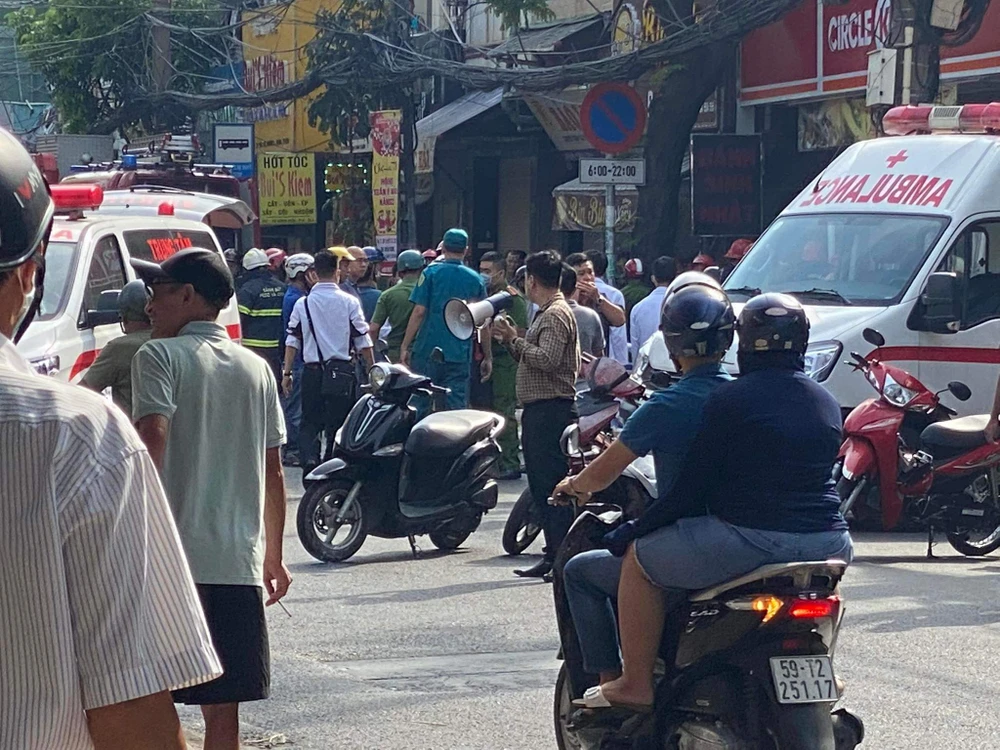 Xe cứu thương được điều động tới hiện trường vụ việc. Ảnh: P.U