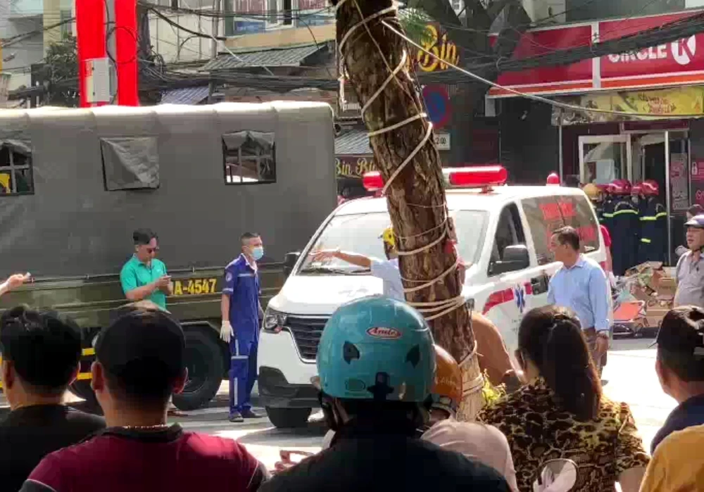 Xe cứu thương đưa nạn nhân rời khỏi hiện trường. Ảnh: P.U