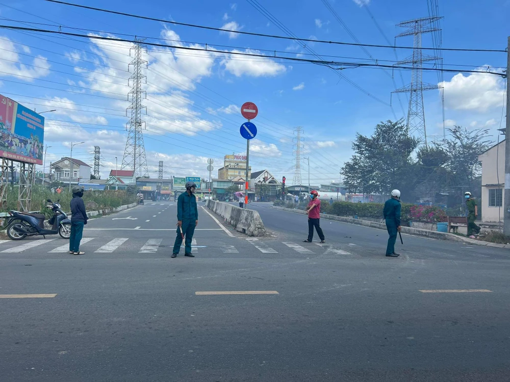 Lực lượng chức năng phong tỏa một đoạn đường để phục vụ công tác chữa cháy. Ảnh: TS