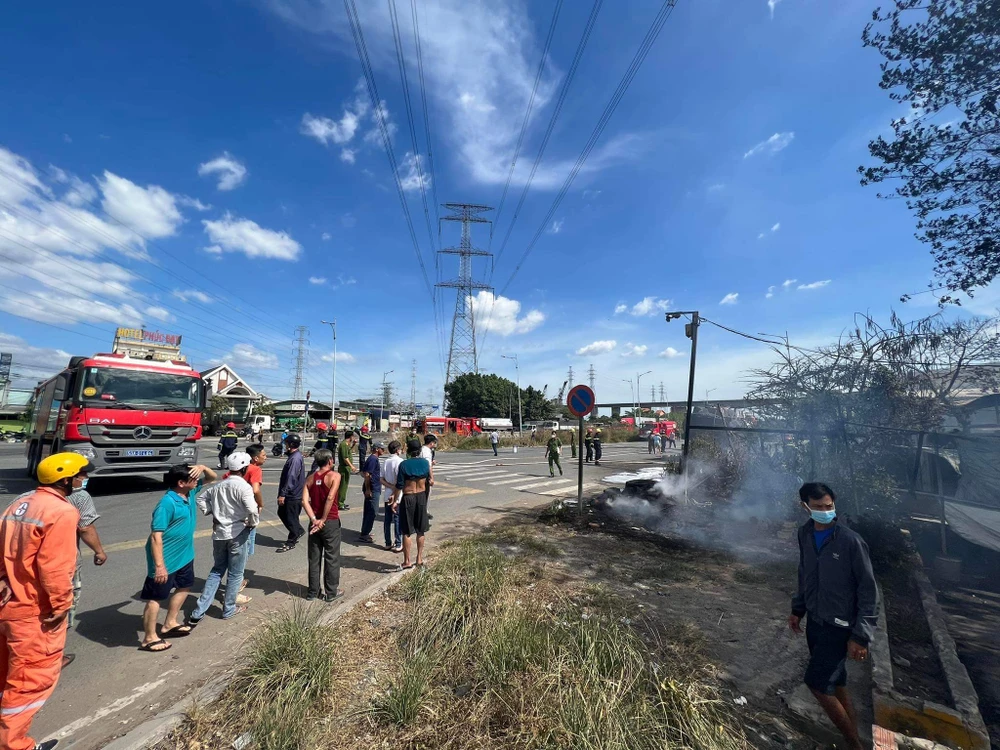 Cảnh sát điều nhiều xe chuyên dụng đến hiện trường. Ảnh: TS