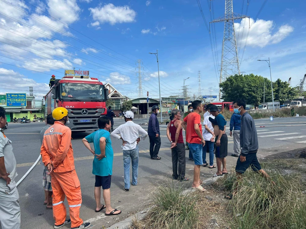 Nhiều người dân hiếu kỳ theo dõi vụ việc. Ảnh: TS