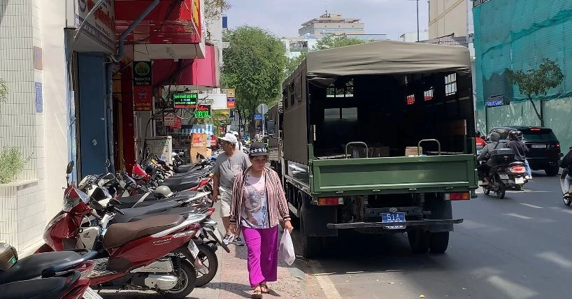 Xe công an đậu trước khu vực Chi cục Đăng kiểm số 6