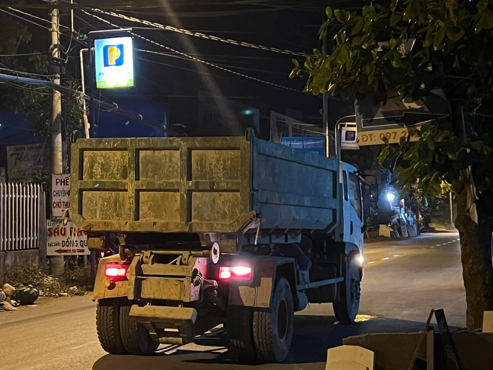 Xe chở rác liên quan đến tai nạn. Ảnh: CM