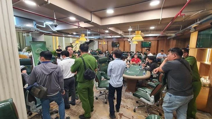 Công an và đoàn liên ngành UBND phường kiểm tra cơ sở Aces Poker trên đường Quốc Hương. Ảnh: CM