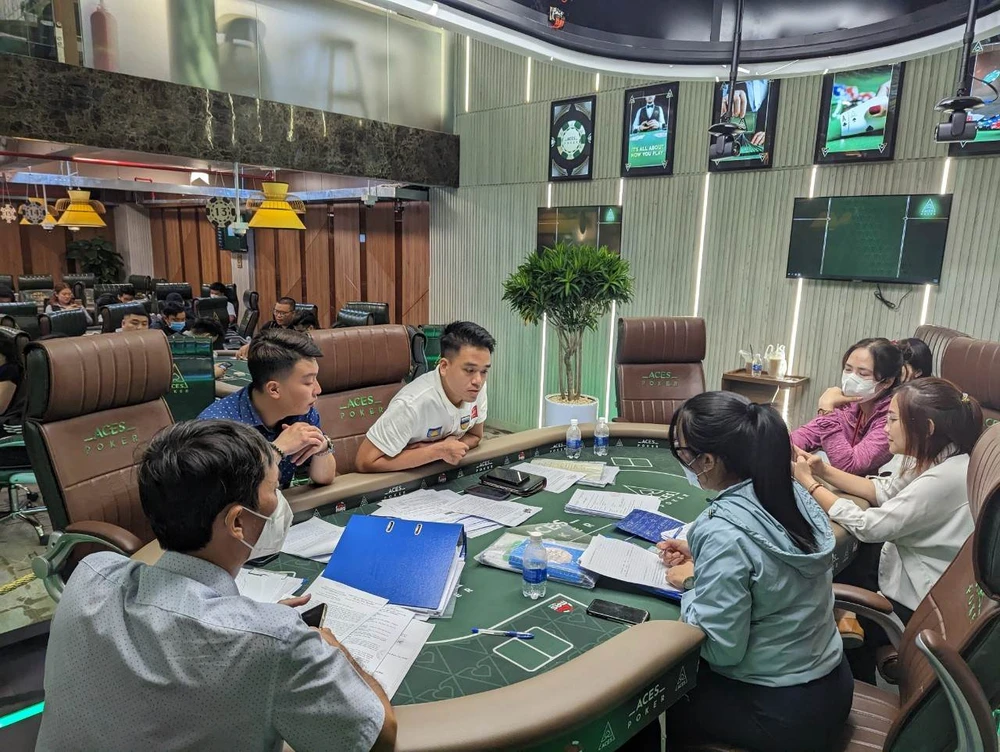 Đoàn kiểm tra làm việc với những người liên quan. Ảnh: CM