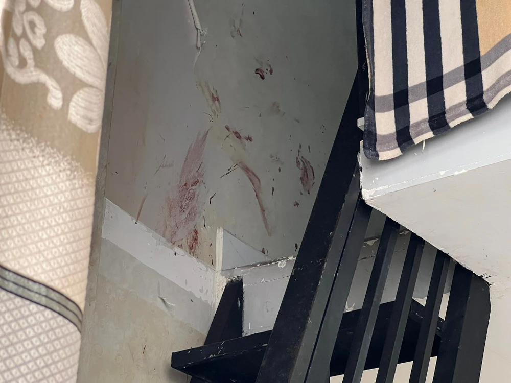 Trên tường nhà có nhiều vết máu. Ảnh: TS Trên tường nhà có nhiều vết máu. Ảnh: TS