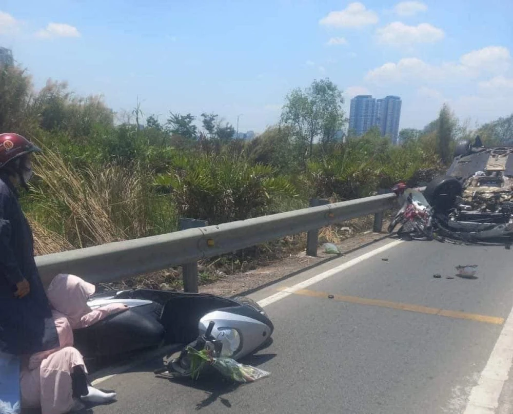 Ô tô bị lật còn va trúng xe máy. Ảnh: LONG