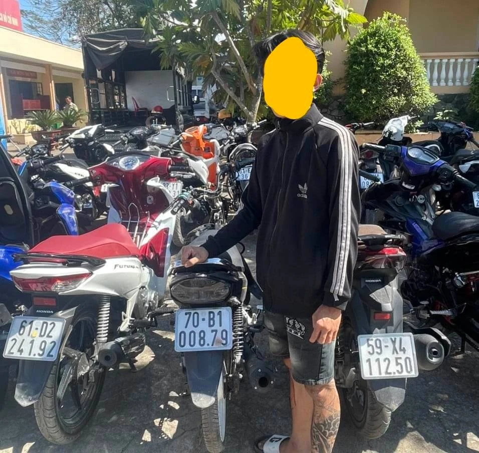 Thành viên trong đoàn quái xế bị công an bắt giữ. Ảnh: TS