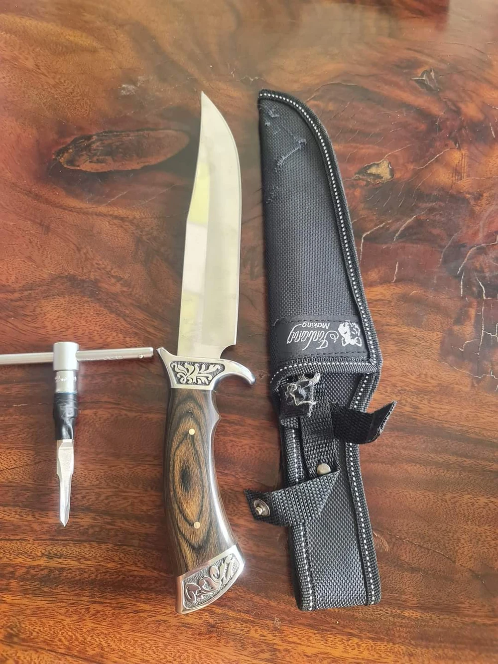 Kẻ trộm vứt lại dao và đoản tại hiện trường. Ảnh: PV