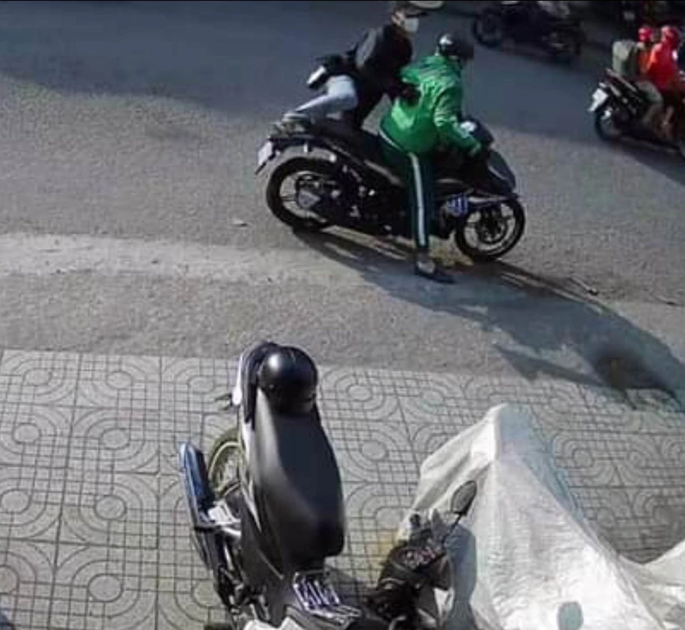 Kẻ trộm sau đó lên xe đồng bọn tẩu thoát. Ảnh: Cắt từ clip