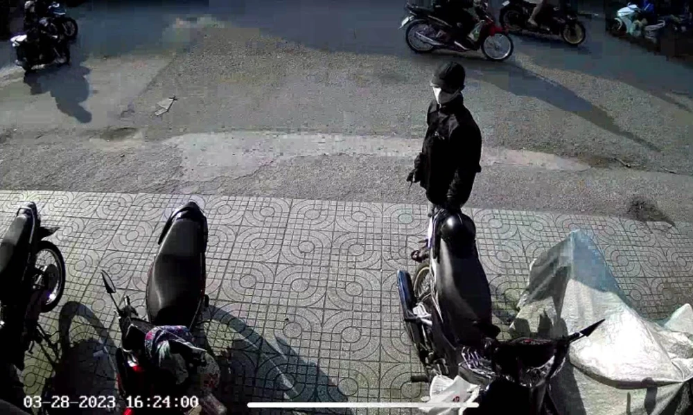 Kẻ trộm vô lấy xe nhưng bị nhân viên cửa hàng phát hiện kịp thời. Ảnh: Cắt từ clip