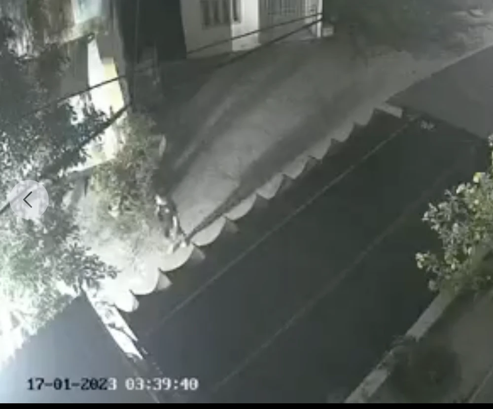 Camera ghi lại cảnh kẻ trộm vào lấy 67 triệu đồng tiền mặt của người dân. Ảnh: Cắt từ clip