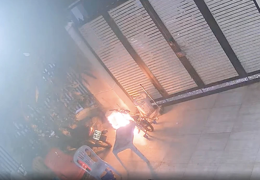 Ngọn lửa sau đó bùng phát to