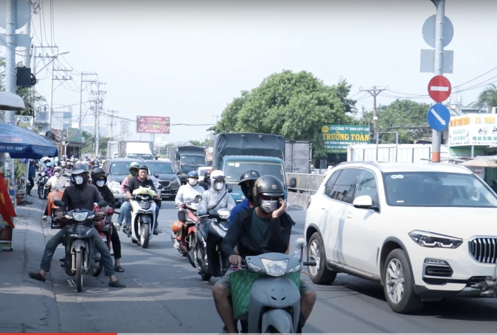 Xe cộ lưu thông tại cửa ngõ Đông Bắc bắt đầu đông dần. Ảnh: TS