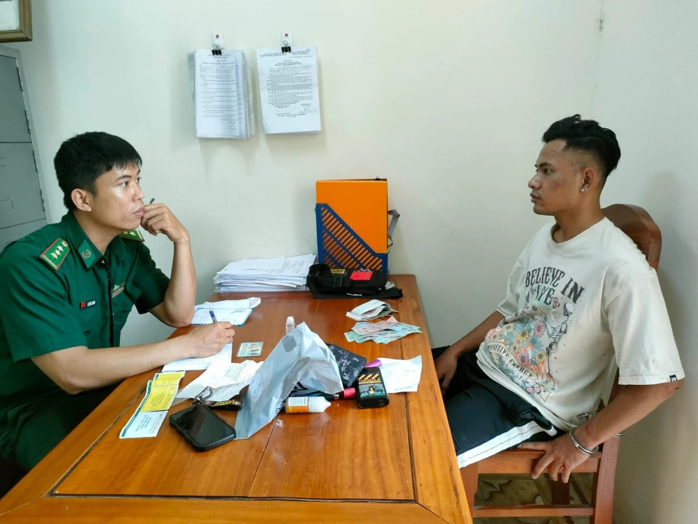 Lê Minh Tâm bị lực lượng Bộ đội Biên phòng bắt giữ. Ảnh: TS Lê Minh Tâm bị lực lượng Bộ đội Biên phòng bắt giữ. Ảnh: TS