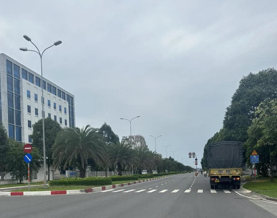 Đường trong Khu công nghệ cao đã thưa xe cộ lưu thông. Ảnh: TS