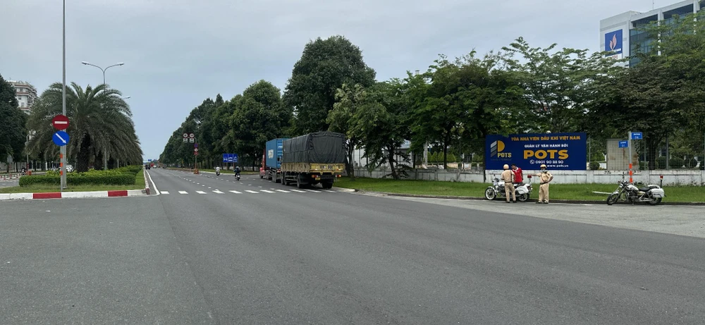 Lực lượng CSGT đang làm nhiệm vụ, xe đã thưa thớt trong Khu công nghệ cao vào sáng 7-6. Ảnh: TS