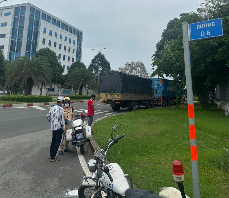 Lực lượng CSGT đang túc trực, kiểm tra các xe lưu thông trong Khu công nghệ cao. Ảnh: TS