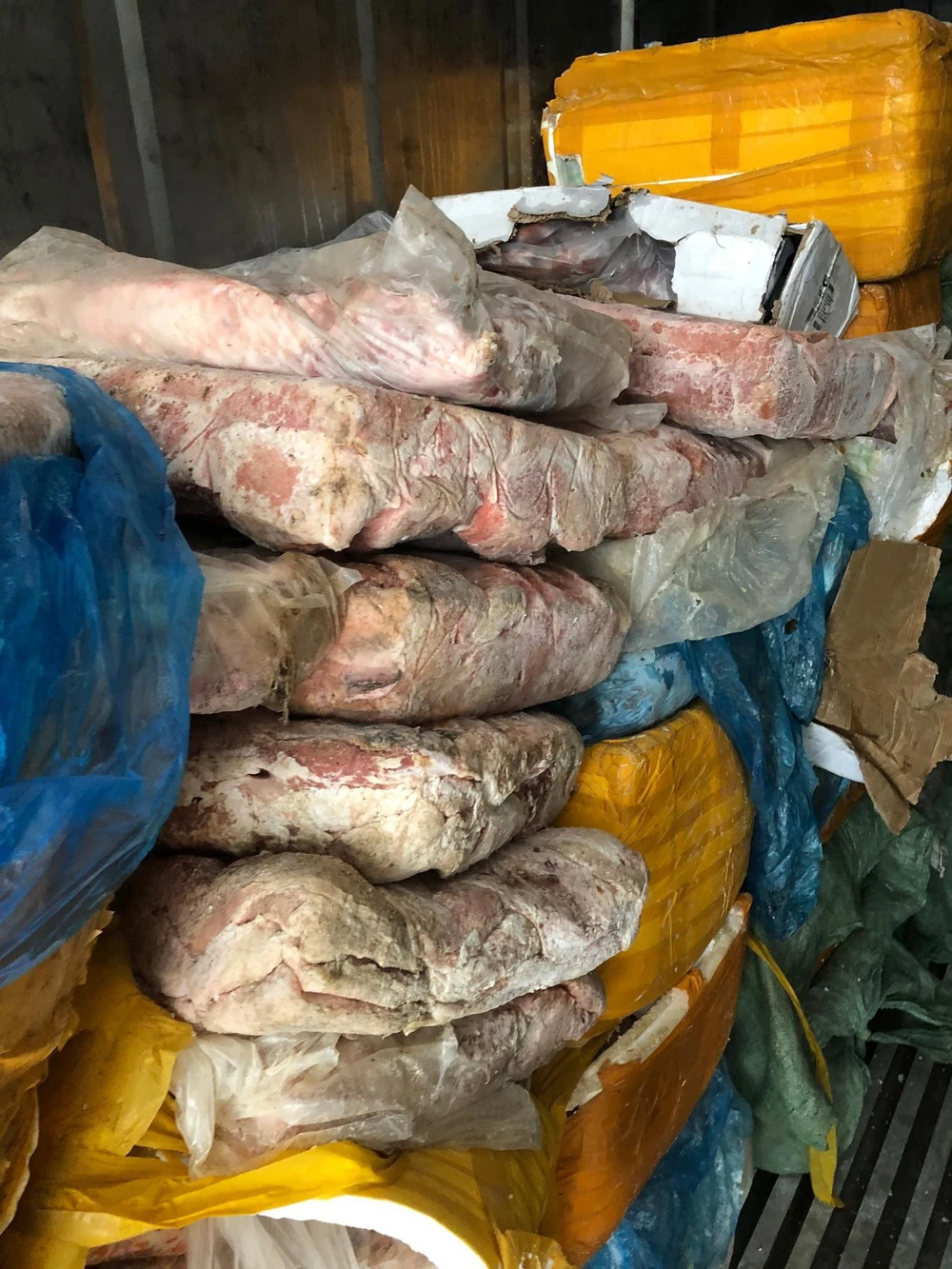 Khoảng 14 tấn nội tạng bị công an thu giữ. Ảnh: CTV