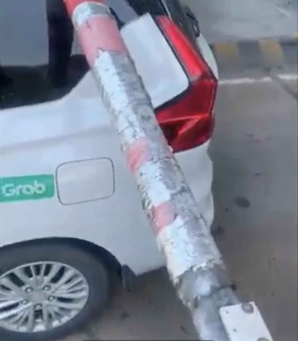 Ô tô bị barie Trạm thu phí hạ xuống đè trong nóc. Ảnh: Cắt từ clip