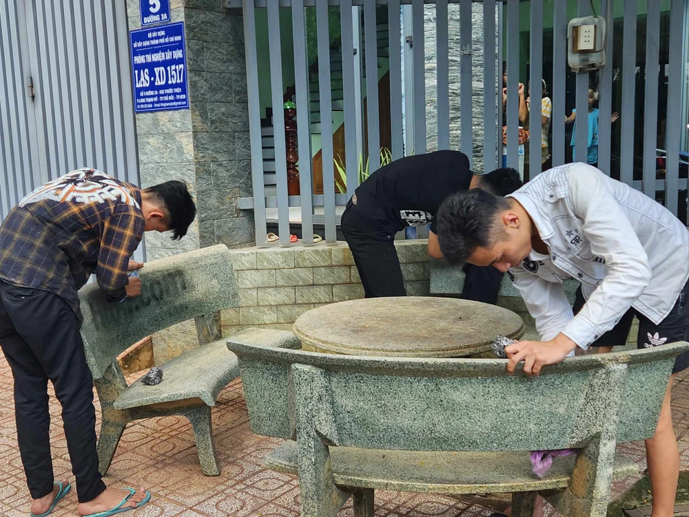 Hiện cả ba người vẫn đang được Công an TP Thủ Đức củng cố hồ sơ, xử lý theo quy định của pháp luật. Ảnh: TS