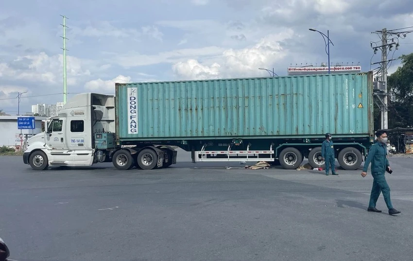 Hiện trường vụ tai nạn xe container cán tử vong hai mẹ con tại vòng xoay Mỹ Thuỷ ngày 15-6. Ảnh: TS