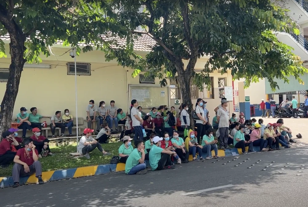 Nhiều công nhân được di dời đến nơi an toàn. Ảnh: CM Nhiều công nhân được di dời đến nơi an toàn. Ảnh: CM