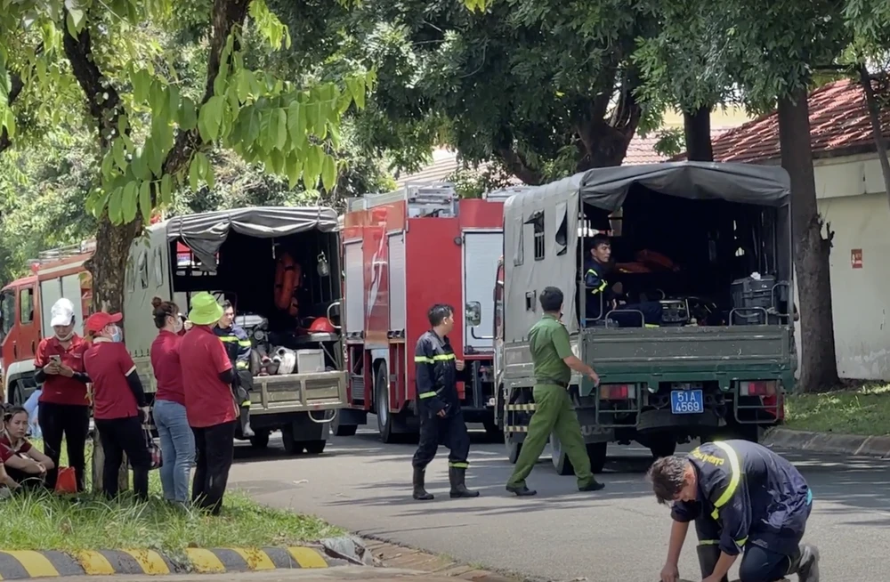 Lực lượng chức năng điều hàng chục xe chuyên dụng đến dập tắt ngọn lửa. Ảnh: CM Lực lượng chức năng điều hàng chục xe chuyên dụng đến dập tắt ngọn lửa. Ảnh: CM