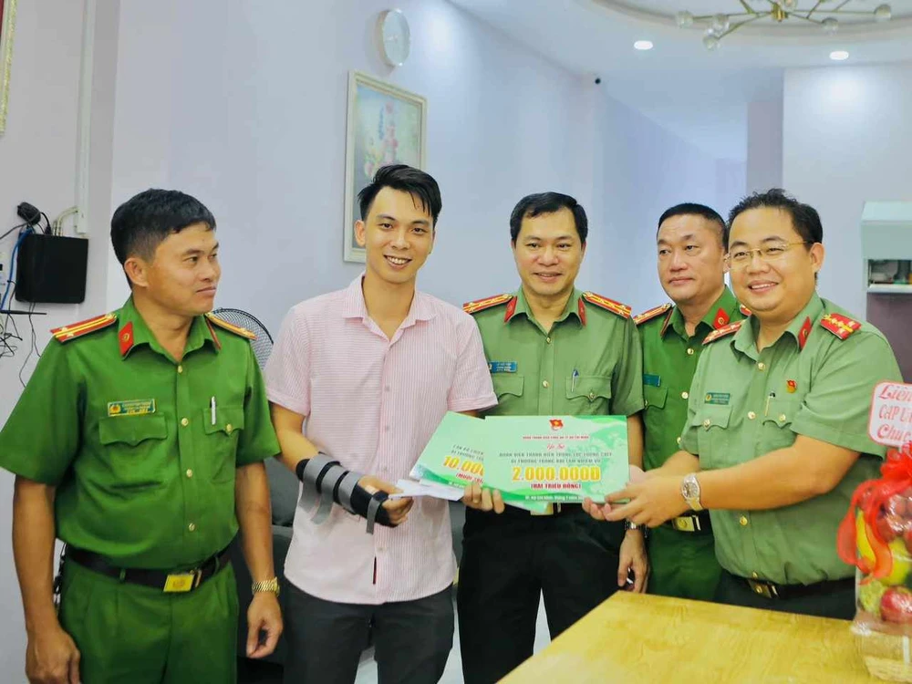 Đại tá Lê Viết Tiệp và lãnh đạo Công an phường Linh Trung thăm, động viện thượng uý Trí. Ảnh: CA