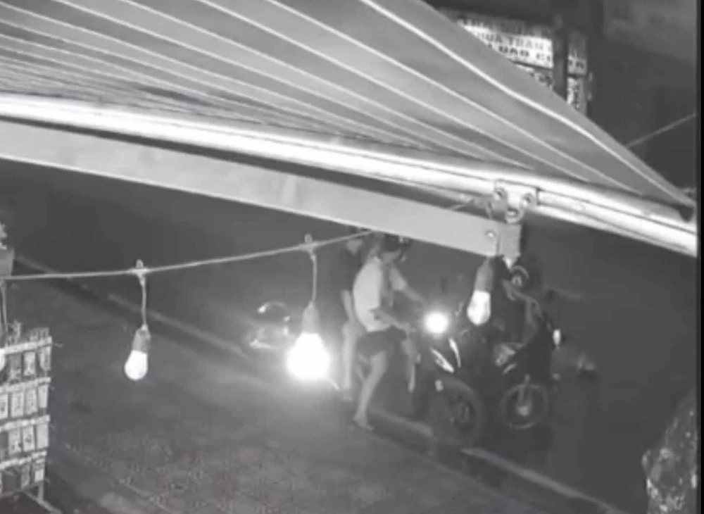 Công an đề nghị ba người đi trên hai xe máy và những người chứng kiến vụ việc đến Đội điều tra tổng hợp Công an TP Thủ Đức để phục vụ công tác điều tra. Ảnh: Cắt từ clip