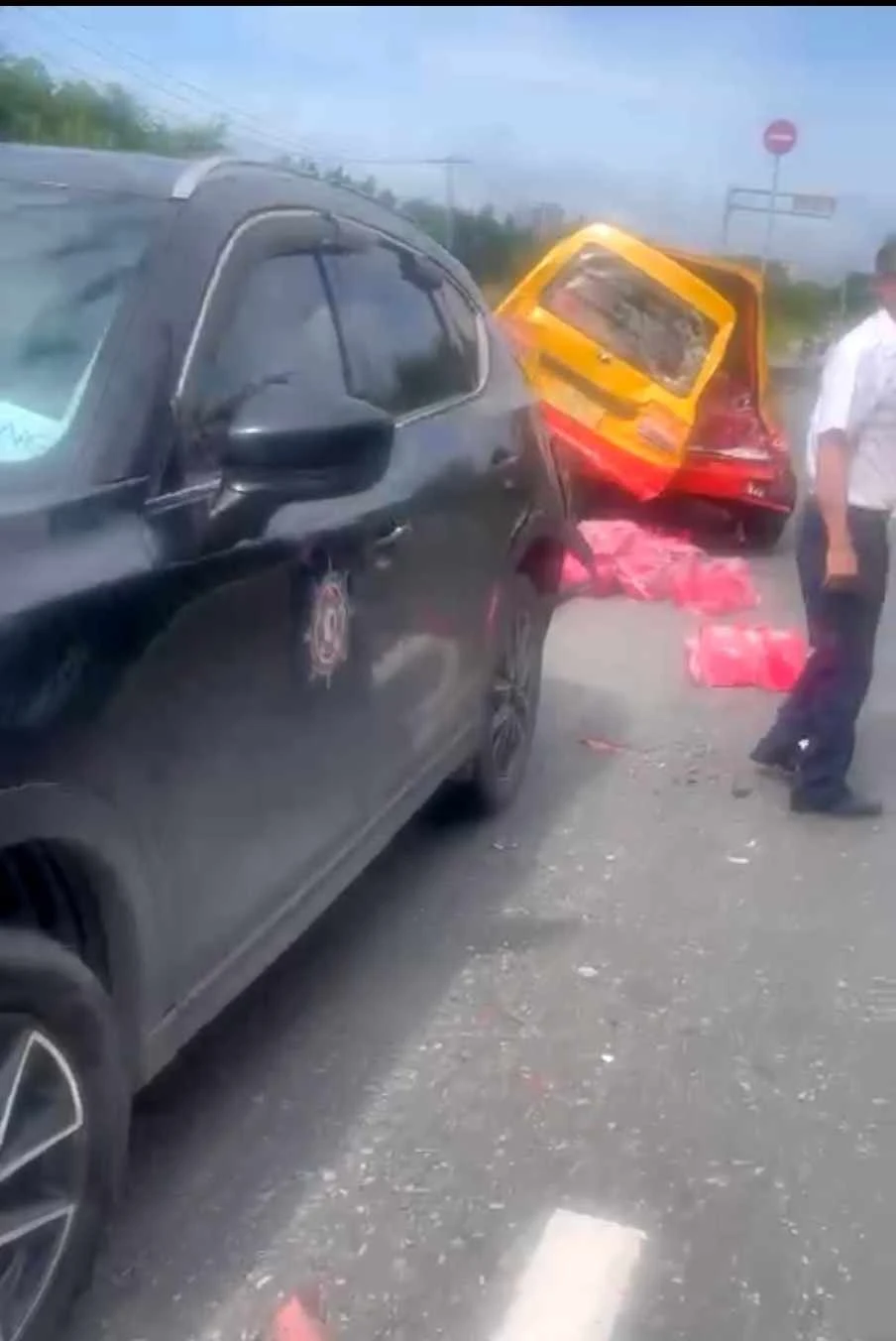 Các xe đều hư hỏng nặng. Ảnh: CTV Các xe đều hư hỏng nặng. Ảnh: CTV