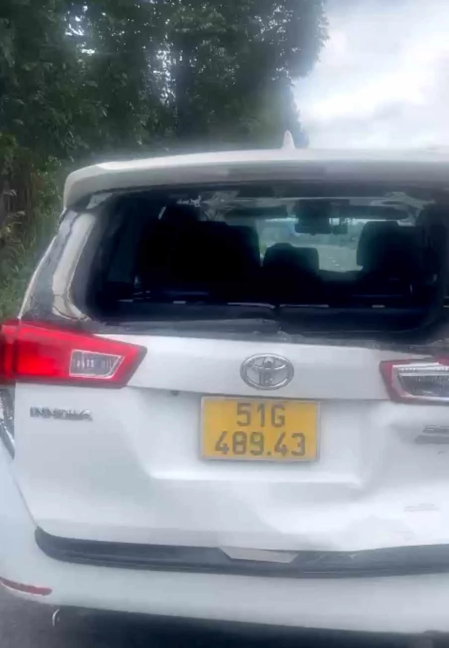 Xe ô tô bể nát, hư hỏng nặng vì bị xe bồn tông phải. Ảnh: CTV Xe ô tô bể nát, hư hỏng nặng vì bị xe bồn tông phải. Ảnh: CTV