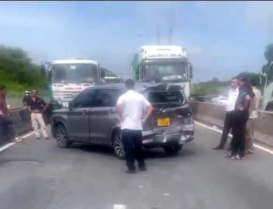 Ảnh hưởng của vụ tai nạn đã làm giao thông qua khu vực bị ảnh hưởng nghiêm trọng. Ảnh: CTV Ảnh hưởng của vụ tai nạn đã làm giao thông qua khu vực bị ảnh hưởng nghiêm trọng. Ảnh: CTV