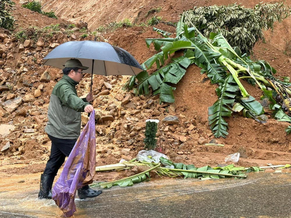 Các vật dụng được tìm thấy dưới lớp đất bị vùi lấp. Ảnh: VT