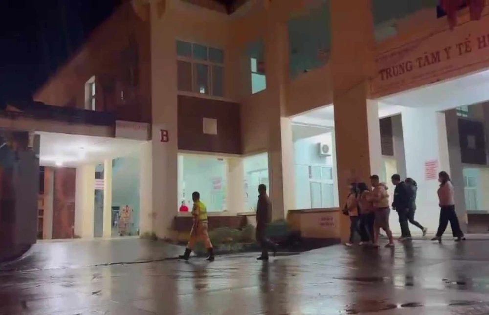 Tiếng khóc nấc của gia đình các nạn nhân khiến người nghe ai cũng vô cùng đau xót. Ảnh: TỰ SANG - VÕ TÙNG