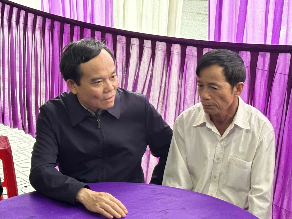 Phó thủ tướng Trần Lưu Quang chia buồn cùng người thân của Đại uý Lê Ánh Sáng. Ảnh: VT