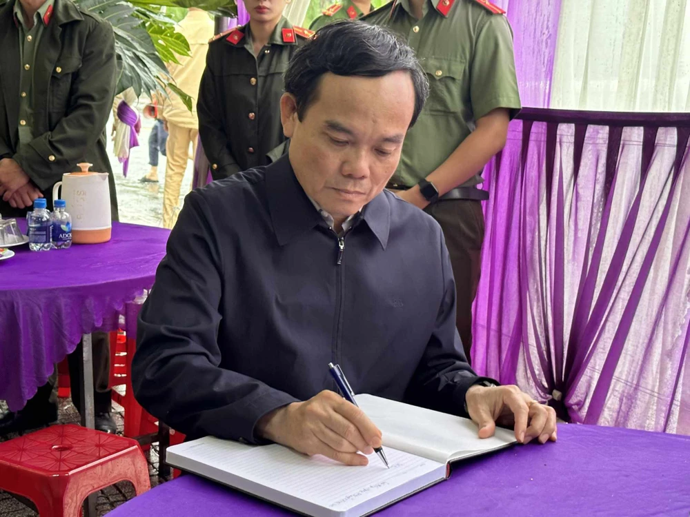 Phó Thủ tướng ghi sổ tang chia buồn cùng gia đình Đại úy Sáng. Ảnh: VT