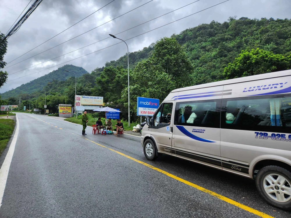 Lực lượng công an chốt chặn tại dưới chân đèo Bảo Lộc, không cho xe không phận sự lưu thông. Ảnh: TS