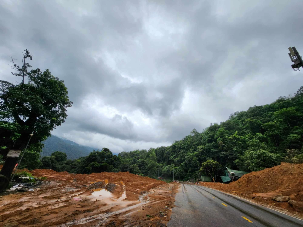 Toàn bộ tuyến đường sau khi được dọn sạch bùn đất. Ảnh: TS