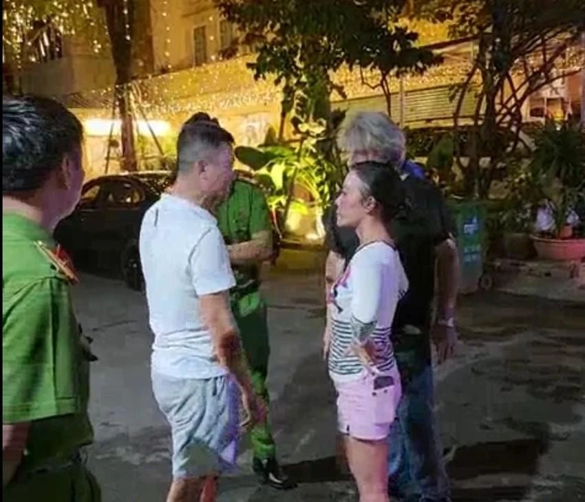 Ông Guillon và bà Thu tranh cãi với người dân chứng kiến và lực lượng công an. Ảnh: cắt từ clip