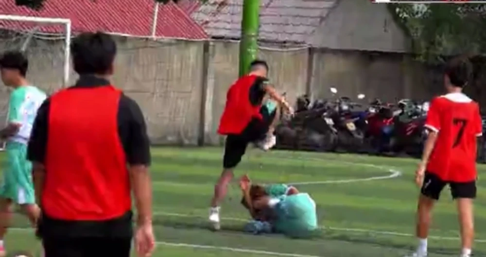 Anh T bị nhóm cầu thủ đối phương đạp mạnh vào người. Ảnh: Cắt từ clip