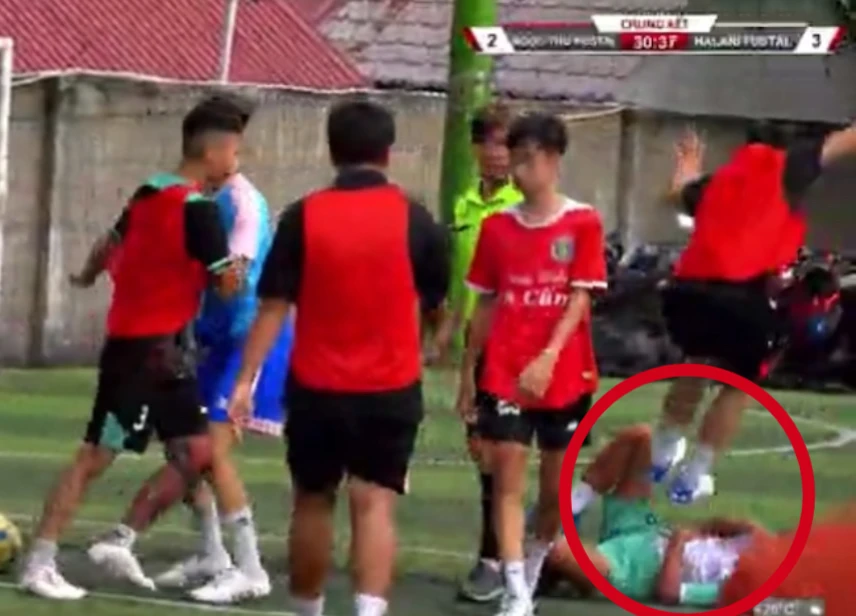 Cầu thủ đối phương cố tình lao vào đạp một cầu thủ sau khi đã bị các cầu thủ khác đá, hành hung. Ảnh: Cắt từ clip