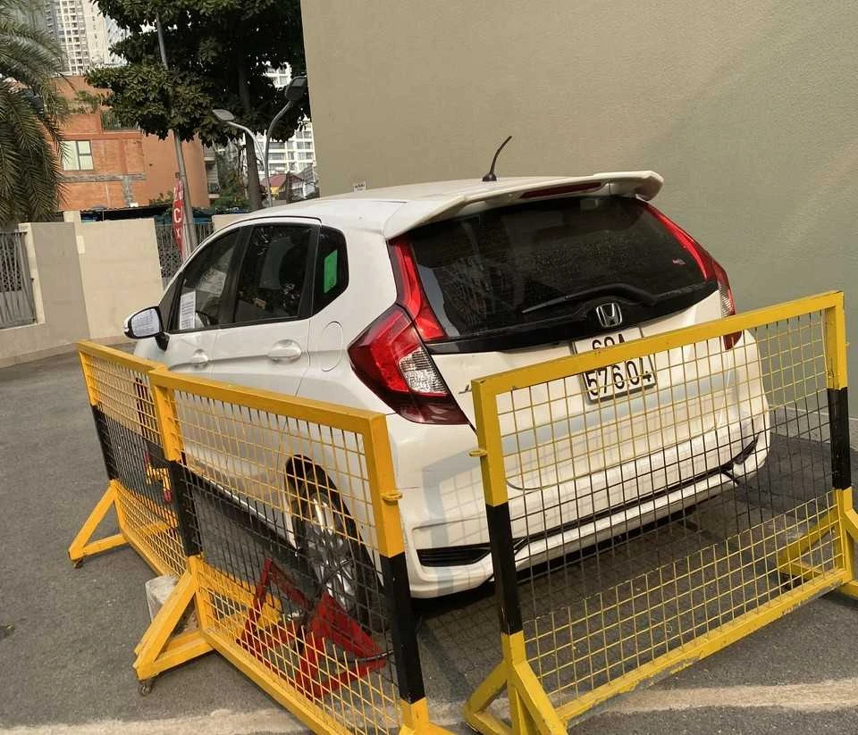Xe ô tô của anh Mạc Thanh Sơn bị khoá bánh, quây rào được trả khi anh Sơn đóng 5 triệu đồng. Ảnh: TS