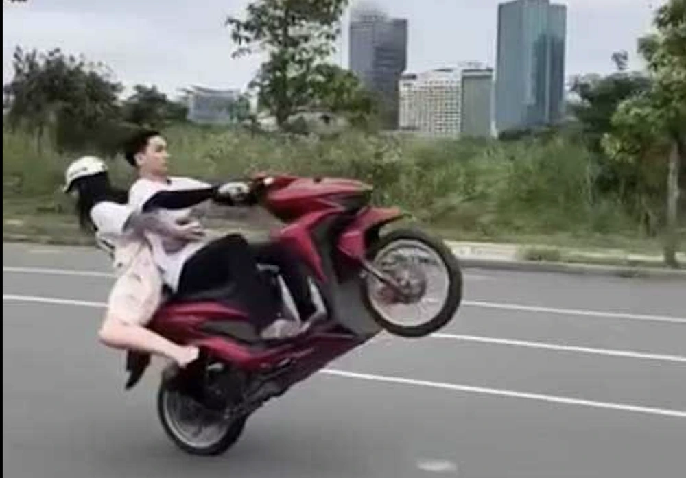 Công an Thủ Đức làm việc với người chở cô gái bốc đầu xe, đi 1 bánh