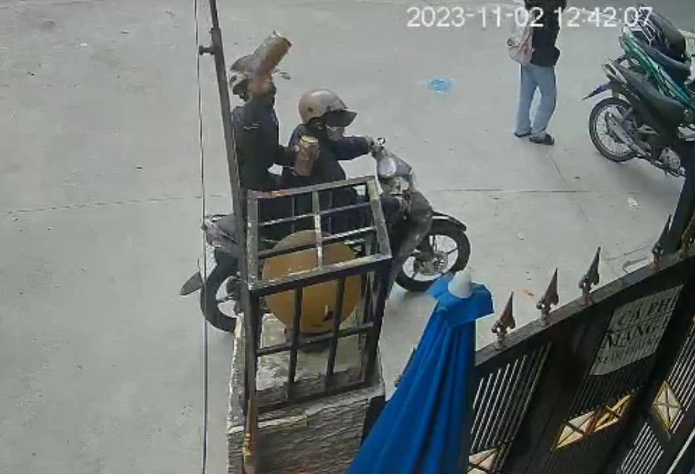 Vụ nhà cụ bà 9 lần bị tạt chất bẩn: Công an vào cuộc làm rõ