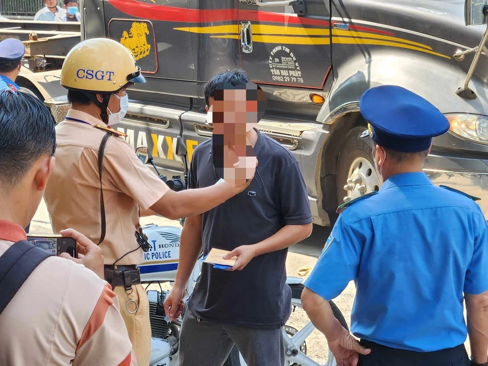 CSGT kiem tra nồng độ cồn.jpg